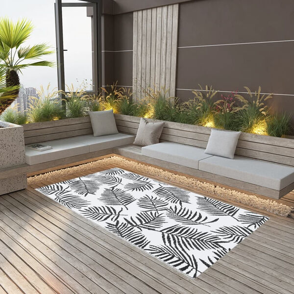 vidaXL Outdoor Carpet White and Black Polypropylene 62.9 x 90.6 in